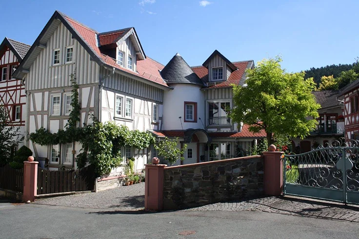 Historischer Um- und Anbau eines Mehrfamilienhauses in Weilrod